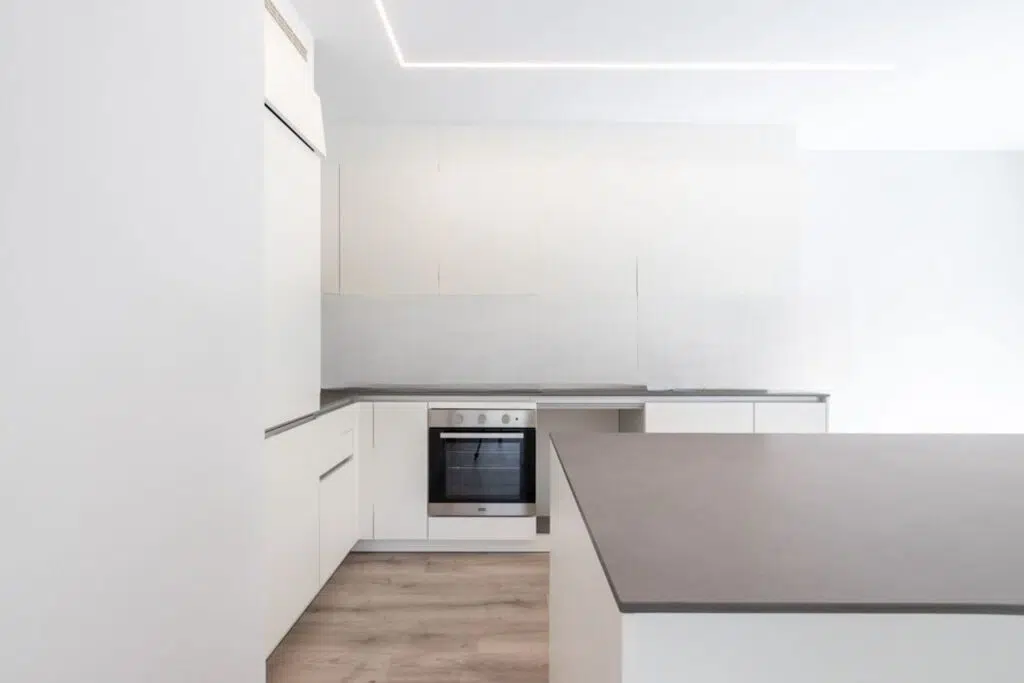 Cocinas de diseño exclusivo, iluminación sofisticada y elementos decorativos únicos.